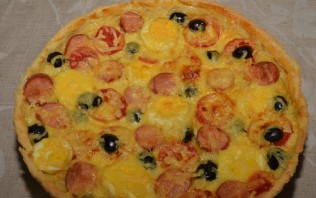 Пицца с сосиской и помидорами - фото шаг 10