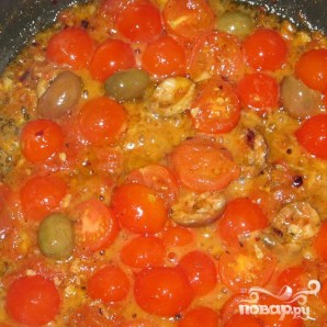 Спагетти с томатами и оливками в маслинном соусе - фото шаг 4