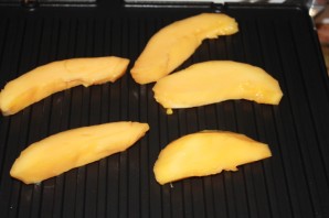 Имбирный лосось с манго-гриль и брусничным соусом - фото шаг 3