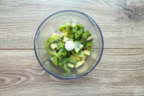 Смузи из авокадо, киви и сельдерея на яблочном соке - фото шаг 3