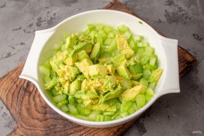 Салат с тунцом, сельдереем и авокадо - фото шаг 3