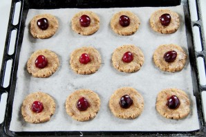 Овсяное печенье с орехами и вишней - фото шаг 9