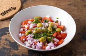 Турецкий салат из помидоров, оливок, лука и хлеба - фото шаг 4