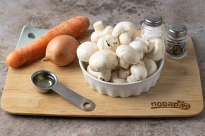 Жареные грибы с луком и морковью на сковороде - фото шаг 1