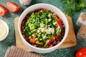 Салат с колбасой, сыром и помидорами - фото шаг 4