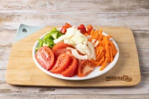 Салат из помидоров, перца, моркови и лука на зиму - фото шаг 2