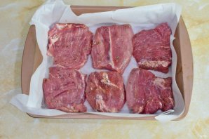 Мясо в духовке с помидорами