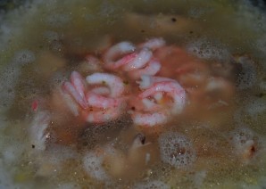 Суп с курицей и креветками - фото шаг 9