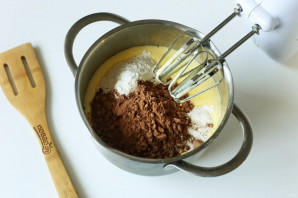 Шоколадный пирог на кефире в мультиварке - фото шаг 3