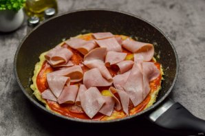 Быстрая пицца на сковороде из лаваша с яйцом - фото шаг 8
