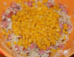 Салат с кукурузой и колбасой - фото шаг 6