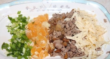 Мандариново-печеночный салат в сырных рожках - фото шаг 4