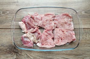 Грибы со свининой и картофелем в духовке - фото шаг 3