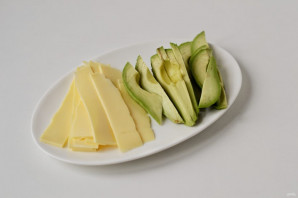 Бутерброды с сыром и авокадо - фото шаг 3