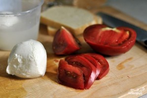 Горячие бутерброды с сыром и помидорами - фото шаг 1