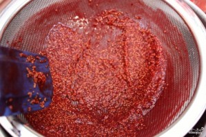 Рулет бисквитный с ягодами - фото шаг 3