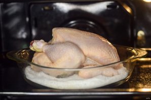 Курица, запечённая на соли в духовке - фото шаг 5