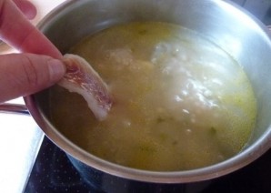 Рыбный суп с перловкой - фото шаг 9