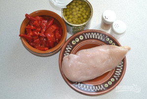 Салат с курицей, перцем и зеленым горошком - фото шаг 1