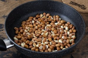 Жареный арахис в шелухе на сковороде - фото шаг 3