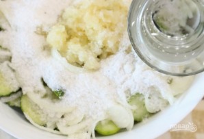 Сырой салат из огурцов на зиму - фото шаг 5