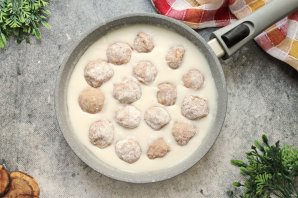 Фрикадельки в молочном соусе