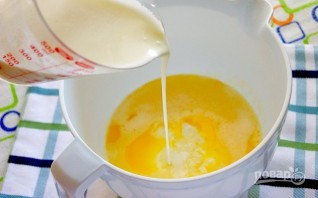 Быстрый заливной пирог с луком и яйцом - фото шаг 2
