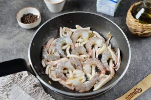 Креветки и кальмары в сливочном соусе - фото шаг 4