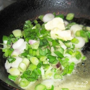 Летний суп из лисичек с плавленым сыром - фото шаг 3