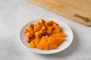 Оранжевый салат с мандаринами и хурмой - фото шаг 2
