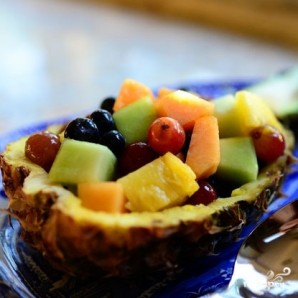 Ананасовые лодочки с фруктами - фото шаг 10