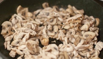 Макароны со сливками и грибами - фото шаг 4