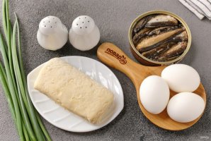 Закусочные слойки со шпротами, луком и яйцом - фото шаг 1