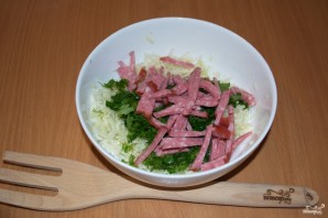 Салат с салями и сухариками - фото шаг 3