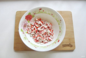 Салат с крабовым мясом и помидорами - фото шаг 3