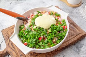Салат из крабовых палочек и печени трески - фото шаг 6