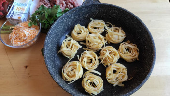 Гнезда из лапши с фаршем и горчичным кетчупом "Махеевъ" Беларусь - фото шаг 2