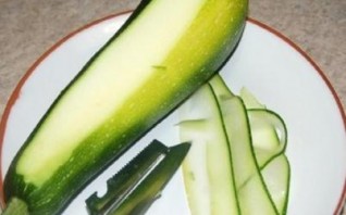 Салат из свежих кабачков - фото шаг 1