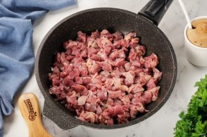 Простой мясной пирог с картошкой