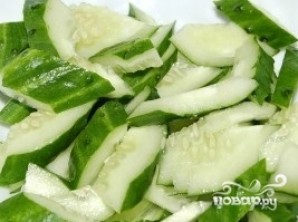 Греческий салат с семгой - фото шаг 2