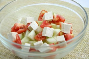 Салат с фетой, помидорами и огурцами - фото шаг 4