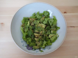 Салат с авокадо и клубникой - фото шаг 2
