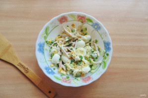 Салат с кальмарами и перепелиными яйцами - фото шаг 8
