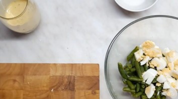 Салат с зеленой фасолью и яйцом - фото шаг 3