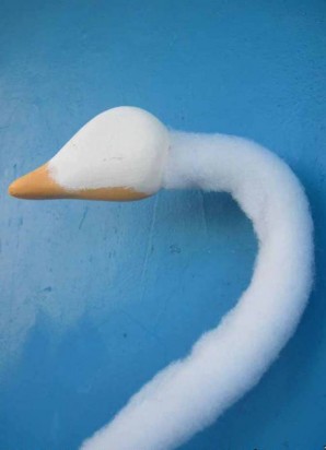 Лебеди из конфет - фото шаг 7