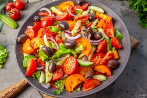 Салат с томатами, перцем, маслинами и шариками из рикотты - фото шаг 7