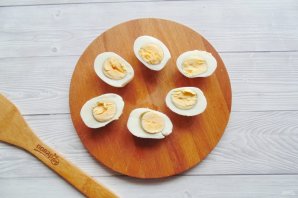 Фаршированные яйца с печенью и грибами - фото шаг 5