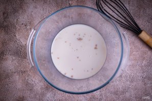 Слоеные пирожки с сыром и луком - фото шаг 3