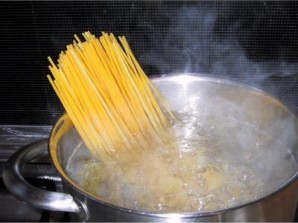 Спагетти с фаршем и грибами - фото шаг 5