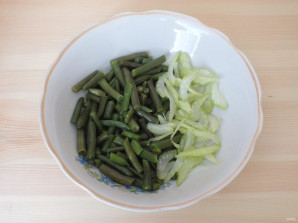 Зеленый салат с печенью трески - фото шаг 2